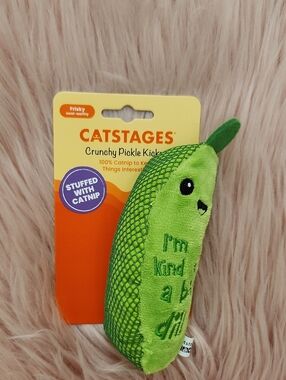 Brand New CATSTAGES CRUNCHY PICKLE KICKER 2-IN-1 CATNIP & DENTAL TOY